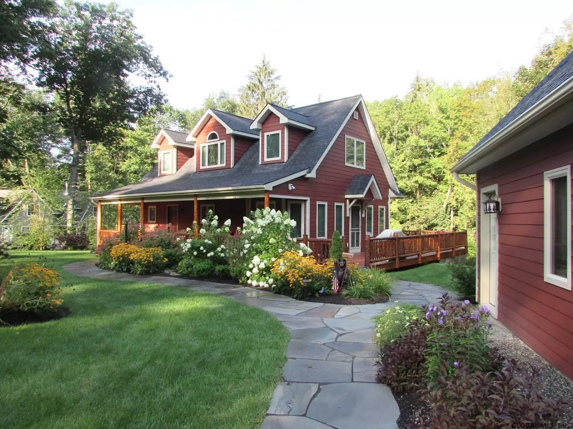 5 houses for sale surrounded by nature in Lake NY